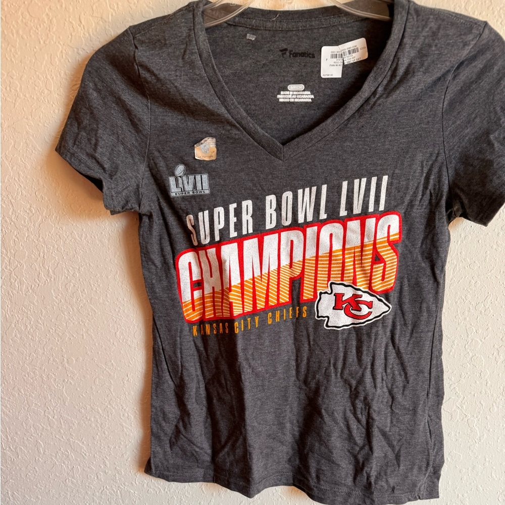 Women’s small chiefs shirt